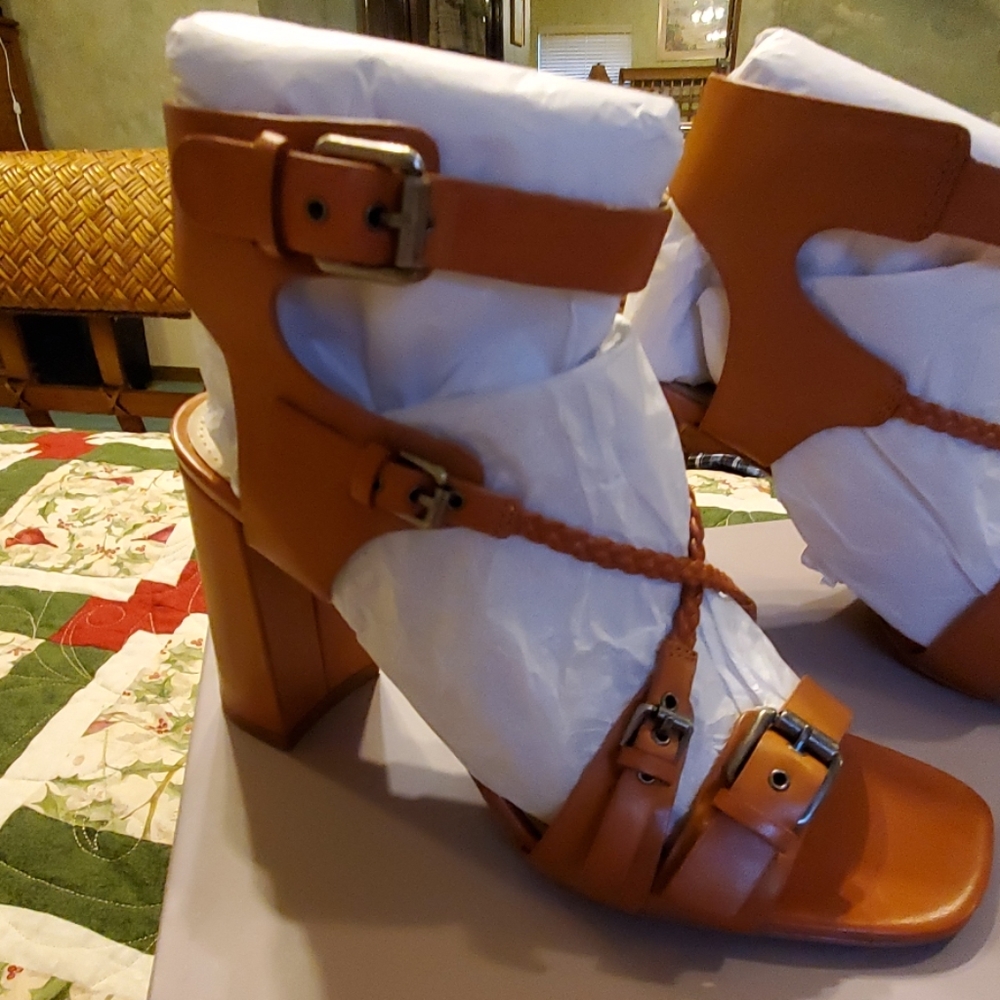 SHOES - Picture 2 of 8